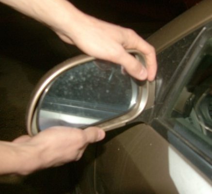 A fost prins individul care a furat oglinda retrovizoare a unui autoturism